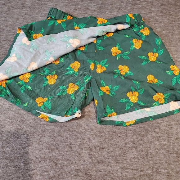 Disney One Universe Girls Skort 5T Green with Oranges Minnie Mouse Heads Rayon - Picture 2 of 5